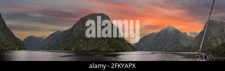 Tranquillo paesaggio al tramonto a Doubtful Sound, Isola del Sud della Nuova Zelanda Foto Stock