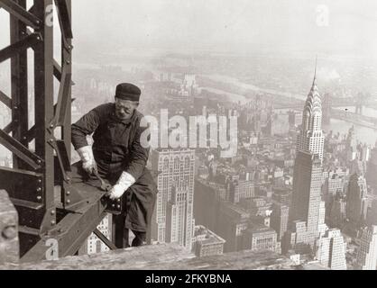 Di Lewis Hine, 1930. Vecchio-timer, -- stare in su con i ragazzi. Molti lavoratori strutturali sono al di sopra della mezza età. Empire state [edificio]. New York City, New York. 1998 stampa. Record dell'Amministrazione progetti di lavoro. (69-RP-4K-1) Foto Stock
