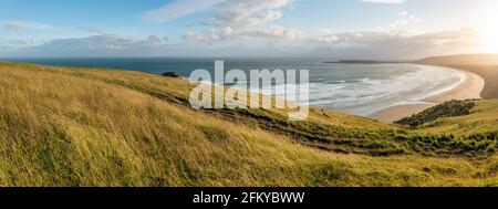 Tramonto panoramico sulla baia di Tautuku dal punto di osservazione della collina di Firenze, Isola del Sud della Nuova Zelanda Foto Stock