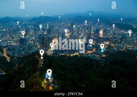 Icone puntate sulla mappa del paesaggio urbano di Seoul al tramonto. Vista dello skyline della città e della stazione della funivia sulla collina di Namsan a Seoul, Corea del Sud, dall'alto di notte. Foto Stock