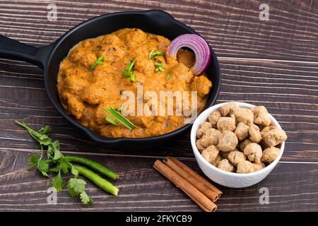 Veg Curry Masala Sabji pezzi di soia Nurri Nugget fatto di soia cotto fresco in Black Pan. Il Sabzi è ricca fonte di proteine e ha molteplici Health ben Foto Stock