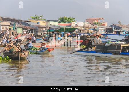 CAN Tho, Vietnam - 8 marzo 2019: Vivace mercato galleggiante con commercio tra le tradizionali barche sampan lungo il fiume Hau (Bassac) a Me Foto Stock