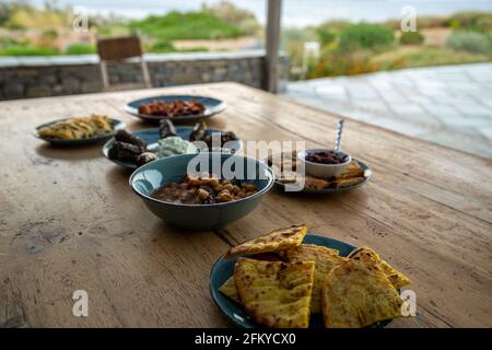 Cibo greco. Meze, gyros, souvlaki, pita, insalata greca, tzatziki, insalata di ceci e verdure. Set di piatti tradizionali greci diversi. Cibo da condividere Foto Stock