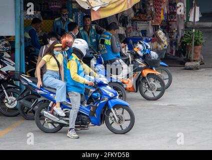 SAMUT PRAKAN, THAILANDIA, 20 2020 LUGLIO, UNA giovane donna si siede su una moto di tassista alla stazione di moto taxi Foto Stock