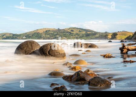 Scenica Moeraki Boulders sulla costa orientale della Nuova Zelanda Isola Sud Foto Stock