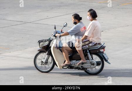 SAMUT PRAKAN, THAILANDIA, 27 2020 LUGLIO, due donne in moto in strada. Foto Stock