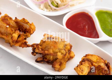 Delizioso cibo indiano di strada con vari nomi come la cipolla Bhajji Pyaj Pakora o Pakore Pyaaj Ke Pakode o Pakoda Kanda Bhaji Pyaaz Baji servito con Foto Stock