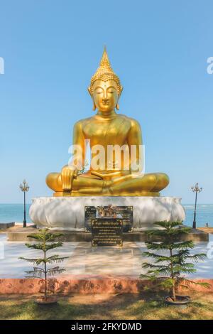 Statua del buddha gigante d'oro, un monumento commemorativo delle vittime dello tsunami al Ban Nam Khem Tsunami Memorial Center Park a Takua Pa, Thailandia. Foto Stock