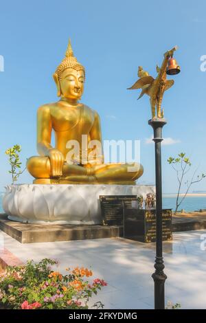 Statua del buddha gigante d'oro, un monumento commemorativo delle vittime dello tsunami al Ban Nam Khem Tsunami Memorial Center Park a Takua Pa, Thailandia. Foto Stock