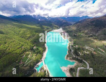 Lago Barcis in una vista panoramica aerea dall'alto durante Giornata di sole a Valcellina-Pordenone, luogo da visitare sulle Dolomiti Foto Stock