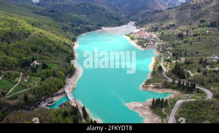 Lago Barcis in una vista panoramica aerea dall'alto durante Giornata di sole a Valcellina-Pordenone, luogo da visitare sulle Dolomiti Foto Stock