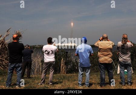 Merrit Island, Stati Uniti. 04 maggio 2021. La gente guarda come un razzo SpaceX Falcon 9 si solleva dal pad 39A al Kennedy Space Center. Il razzo sta trasportando la ventiseiesima serie di 60 satelliti come parte della rete internet a banda larga Starlink di SpaceX. Credit: SOPA Images Limited/Alamy Live News Foto Stock