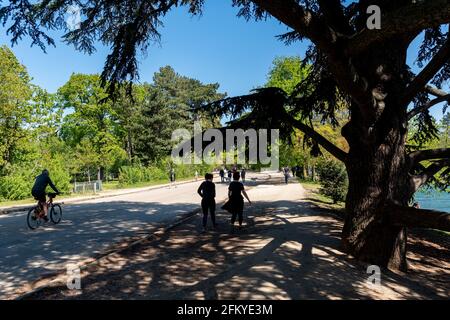 Parigini rilassarsi sul lago inferiore nel Bois de Boulogne - Parigi, Francia Foto Stock