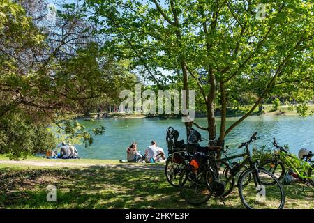 Parigini rilassarsi sul lago inferiore nel Bois de Boulogne - Parigi, Francia Foto Stock