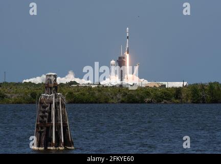 Merrit Island, Stati Uniti. 04 maggio 2021. Un razzo SpaceX Falcon 9 si solleva dal pad 39A al Kennedy Space Center portando il 26esimo lotto di 60 satelliti come parte della rete internet a banda larga Starlink di SpaceX. (Foto di Paul Hennessy/SOPA Images/Sipa USA) Credit: Sipa USA/Alamy Live News Foto Stock