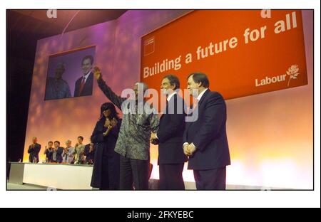 Nelson Mandela dopo aver parlato alla Conferenza del Partito laburista del 2000 A Brighton con Tony Blair John Prescott e Gabrielle Foto Stock