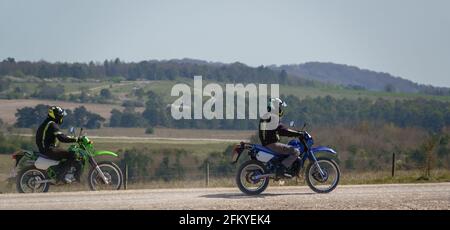 due motociclisti fuori strada fanno la polvere mentre si cavalcano Una pista di pietra nella zona di addestramento militare del piano Salisbury Foto Stock