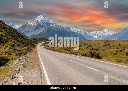 Vista panoramica delle Alpi meridionali dall'ingresso al Parco Nazionale di Aoraki, Isola Sud della Nuova Zelanda Foto Stock