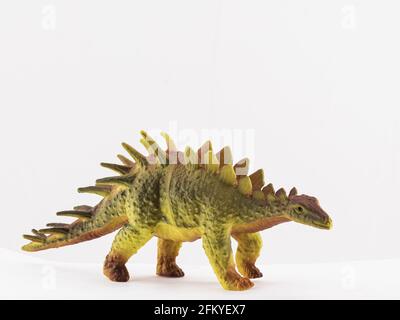 dinosauro giocattolo isolato su sfondo bianco Foto Stock