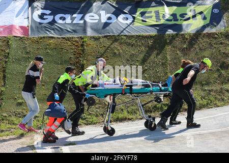 Verona, Italia. 02 maggio 2021. Un pilota svizzero viene evacuato dalla pista durante il secondo round della Coppa europea UEC alla BMX Olympic Arena il 2 maggio 2021 a Verona, Italia Credit: Mickael Chavet/Alamy Live News Foto Stock