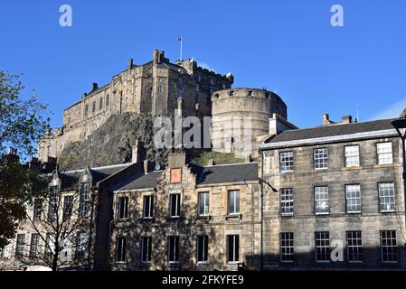 Castello di Edimburgo visto da Grassmarket, Città Vecchia, edimburgo, Scozia, Regno Unito Foto Stock