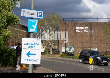 Fuori dal centro amministrativo di Bromley, cartello postato per il parcheggio riservato per la clinica di vaccinazione Covid-19, Bromley, Kent, Inghilterra Foto Stock