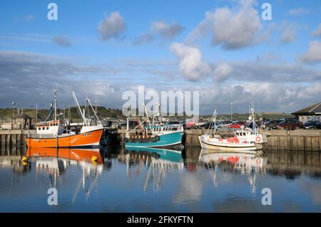 Barche da pesca a Padstow Harbour, North Cornwall, Inghilterra, Regno Unito Foto Stock