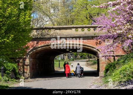 Il Driprock Arch e il sottopassaggio in Central Park sono bellissimi in primavera, New York City, Stati Uniti Foto Stock