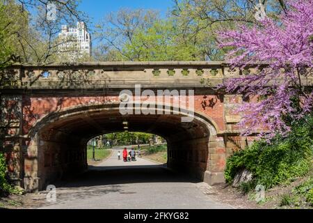 Il Driprock Arch e il sottopassaggio in Central Park sono bellissimi in primavera, New York City, Stati Uniti Foto Stock