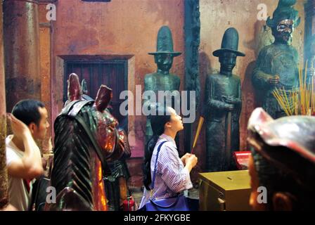 Adoratori della Pagoda dell'Imperatore di Giada, ho Chi Minh City, Vietnam, Asia Foto Stock