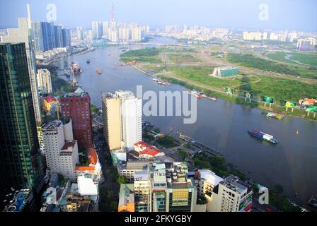 Viste aeree del fiume Saigon e della città dal 60 ° piano della Torre Bitexco, ho Chi Minh City, Vietnam, Asia Foto Stock