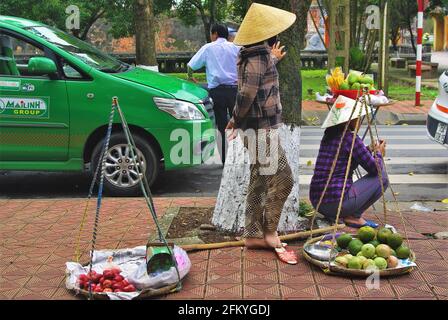 Venditori di strada con frutta, hue, Vietnam, Asia Foto Stock