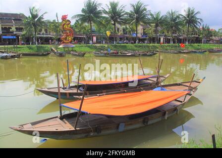 Barche tradizionali in legno ormeggiate sul fiume Thu Bon, Hoi An, Vietnam, Asia Foto Stock