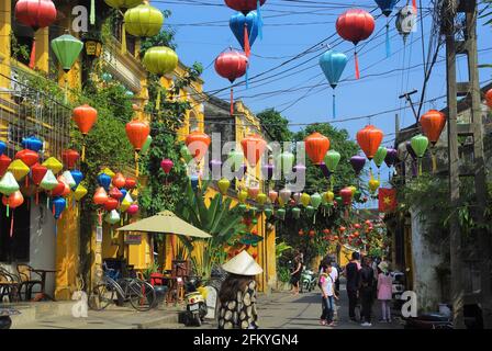 Via dello shopping decorata con lanterne multicolore, Hoi An, Vietnam, Asia Foto Stock