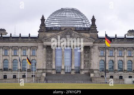 Edificio del Reichstag sotto un cielo limpido a Berlino, in Germania Foto Stock