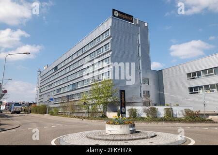 Dietlikon, Zurigo, Svizzera - 16 aprile 2021 : sede centrale della Implenia a Dietlikon, Svizzera. Implenia è una costruzione svizzera Foto Stock