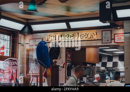 Bruxelles, Belgio - 16 agosto 2019: Firma Friture Leon all'interno di Chez Leon, ristorante a conduzione familiare a Bruxelles, fondato nel 1893 e conosciuto come regi Foto Stock