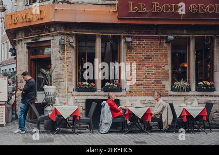 Bruxelles, Belgio - 16 agosto 2019: Persone sedute ai tavoli all'aperto di un ristorante a Bruxelles, la capitale del Belgio e una popolare pausa cittadina Foto Stock