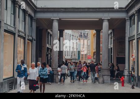 Bruxelles, Belgio - 16 agosto 2019: Persone che camminano all'interno della Galleria reale di Saint Hubert, un insieme di gallerie commerciali smaltate nel centro di Bruxelles. Foto Stock