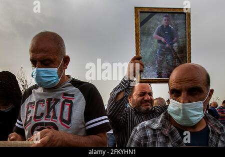 Beirut, Beirut, Libano. 4 maggio 2021. Un uomo grida mentre tiene un ritratto di un membro della famiglia che è stato ucciso dall'esplosione di Beirut del 4 agosto durante una commemorazione vicino al porto per celebrare il 9-mese anniversario della massiccia esplosione a Beirut, Libano il 4 maggio 2021. L'esplosione ha ucciso almeno 200 persone, ha ferito migliaia di persone e ha sfollato circa 300,000 persone. Credit: Daniel Carde/ZUMA Wire/Alamy Live News Foto Stock