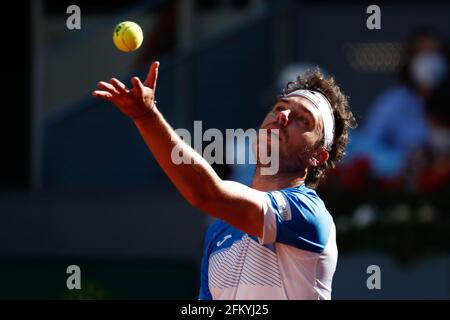 Madrid, Spagna. 04 maggio 2021. Marco Cecchinato d'Italia in azione durante il suo incontro maschile di Singles, round del 64, contro Roberto Bautista Aut di Spagna nel Mutua Madrid Open 2021, torneo di tennis Masters 1000 il 4 maggio 2021 a la Caja Magica di Madrid, Spagna - Foto Oscar J Barroso / Spagna DPPI / DPPI / LiveMedia Credit: Agenzia fotografica indipendente/Alamy Live News Foto Stock