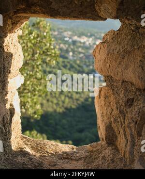 una valle vista dall'alto attraverso un buco nel pietra Foto Stock