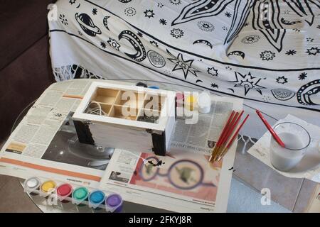tavola di pittura con pennelli e colori Foto Stock