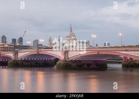 Illuminato fiume Blackfriars Bridge di Joseph Cubitt luci LED vicino Leo Villareal Foto Stock