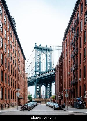 New York City, NY, USA - Luglio 16 2014: Il ponte di Manhattan da Brooklyn Heights (Washington St e Water St), con l'Empire state Building nel Foto Stock