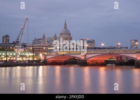 Illuminato fiume Blackfriars Bridge di Joseph Cubitt luci LED vicino Leo Villareal Foto Stock