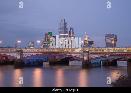 Illuminato fiume Blackfriars Bridge di Joseph Cubitt luci LED vicino Leo Villareal Foto Stock