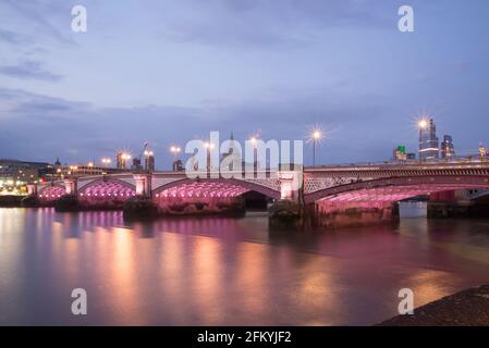 Illuminato fiume Blackfriars Bridge di Joseph Cubitt luci LED vicino Leo Villareal Foto Stock