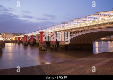 Illuminato fiume Blackfriars Bridge di Joseph Cubitt luci LED vicino Leo Villareal Foto Stock