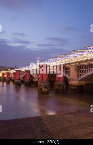 Illuminato fiume Blackfriars Bridge di Joseph Cubitt luci LED vicino Leo Villareal Foto Stock